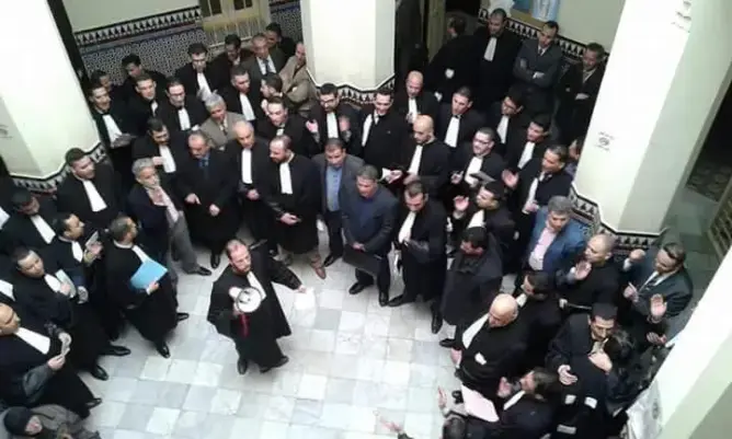 محامون يحتجون ضد طرد زميلهم من جلسة بتطوان