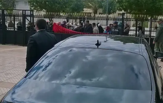 معطلو وجدة يرغمون بنعبد الله على مغادرة مقر جهة الشرق من الباب الخلفي