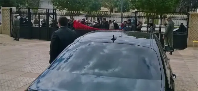 معطلو وجدة يرغمون بنعبد الله على مغادرة مقر جهة الشرق من الباب الخلفي