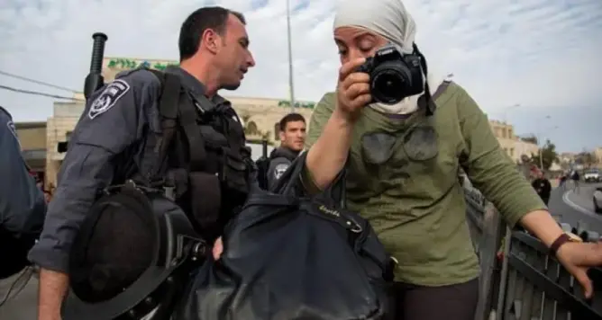 الاحتلال يعتقل صحفيين اثنين ويحتجز ثمانية فلسطينيين