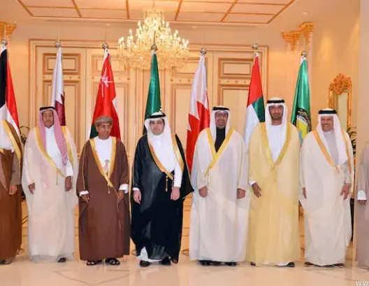 الخليجيون يقررون منع التعامل مع أي قنوات محسوبة على “حزب الله”