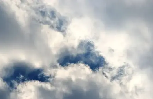 تشكل سحب منخفضة وكتل ضبابية اليوم الأربعاء