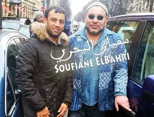 الملك يظهر بلباس “كاجوال” بالشانزلزي ويلتقط صورا مع المغاربة