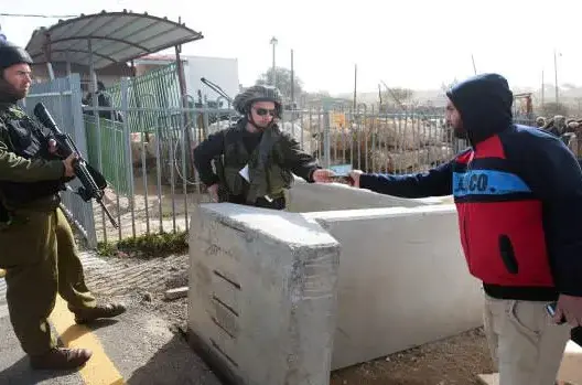أكثر من 100 ألف فلسطيني يعملون في إسرائيل والمستوطنات