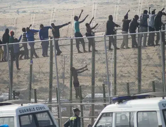 120 مهاجرا غير شرعي يجتاز السياج الحدودي لسبتة في هجوم جماعي