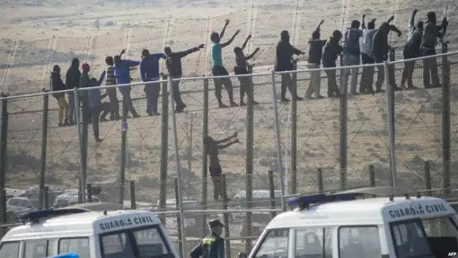 120 مهاجرا غير شرعي يجتاز السياج الحدودي لسبتة في هجوم جماعي