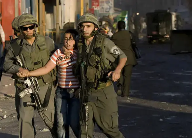 مستوطن إسرائيلي يدهس فلسطينيا قرب الحرم الإبراهيمي بالخليل
