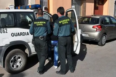إسبانيا تفكك شبكة لسرقة السيارات وبيع أجزائها في المغرب