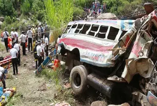 مقتل 24 شخصا إثر سقوط حافلة ركاب في منحدر في البيرو