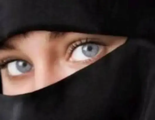 كشفت هذه السيدة النقاب عن وجهها.. وكانت المفاجأة