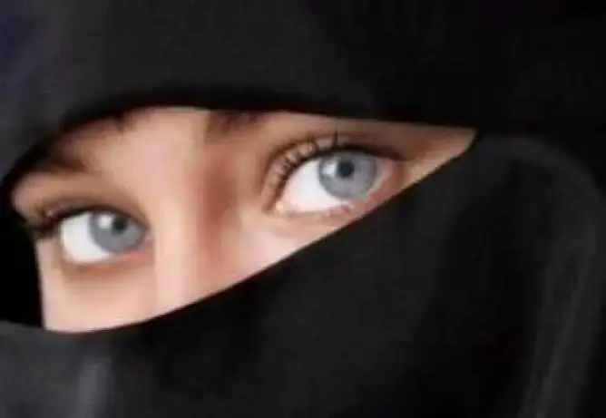 كشفت هذه السيدة النقاب عن وجهها.. وكانت المفاجأة