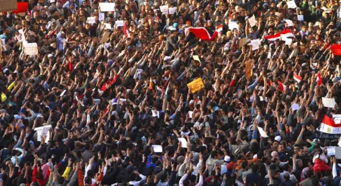 مصريون يطالبون بإسقاط النظام في أكبر احتجاج بالقاهرة ضد بيع جزيرتين