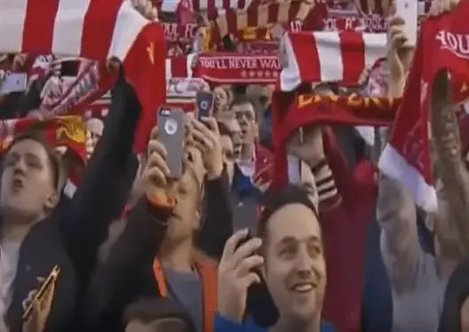 جماهير ليفربول ودورتموند يشاركان الغناء ” لن تسير وحيداً أبداً “