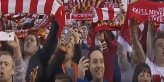 جماهير ليفربول ودورتموند يشاركان الغناء ” لن تسير وحيداً أبداً “