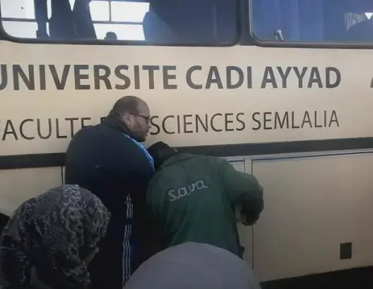 فضيحة.. حافلة كلية العلوم بمراكش تتوقف بالطلبة بسبب نفاذ الوقود