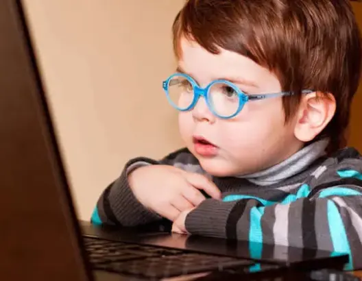 الأطباء يكتشفون السبب الأساسي لقصر البصر لدى الأطفال