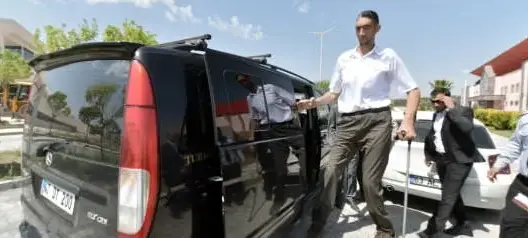 الرجل الأطول في العالم يتّجه نحو النجومية في “هوليوود”