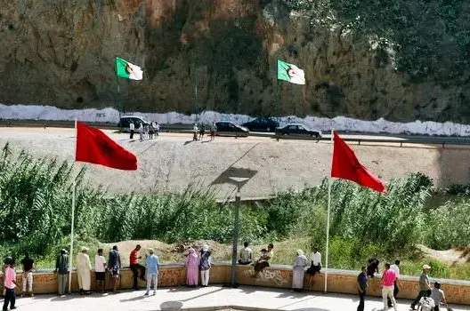 الجيش الجزائري ينصب خياما على مواقع متقدمة من الحدود