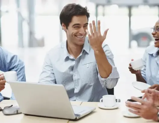 احتساء القهوة خلال استراحات قصيرة أثناء العمل يعزز تركيز الموظفين