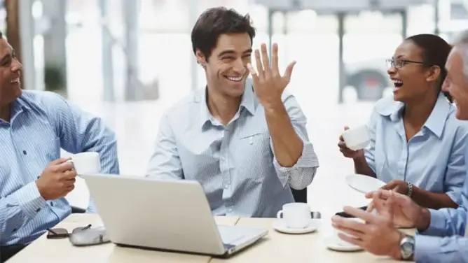 احتساء القهوة خلال استراحات قصيرة أثناء العمل يعزز تركيز الموظفين