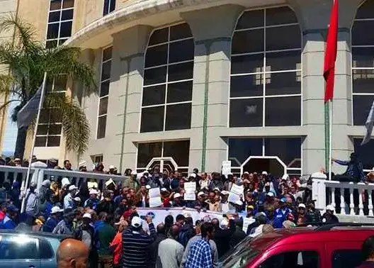 موظفو جماعة طنجة يحتجون على الاقتطاع “غير المبرر” من أجورهم