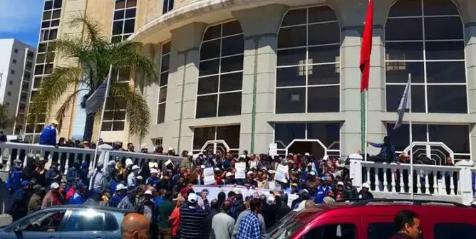 موظفو جماعة طنجة يحتجون على الاقتطاع “غير المبرر” من أجورهم