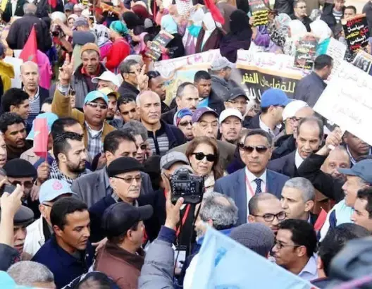 النقابات تعلق مسيرتها الوطنية ضد الحكومة وتقرر المشاركة في الحوار الاجتماعي