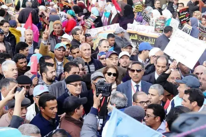 النقابات تعلق مسيرتها الوطنية ضد الحكومة وتقرر المشاركة في الحوار الاجتماعي