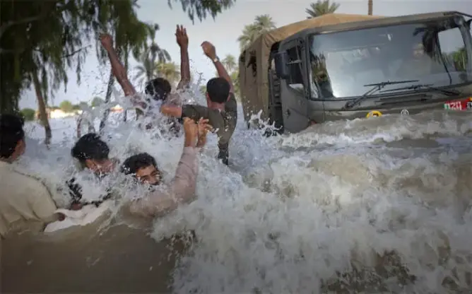 مقتل 53 شخصا في تساقطات غزيرة بباكستان