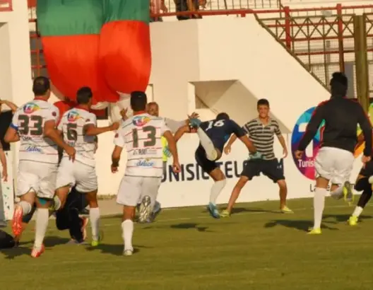 سجن ثلاثة لاعبين تونسيين لاعتدائهم على حارس