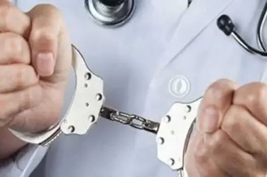 قالت الصحف: توقيف طبيب “عسكري” مزيف استغل عيادته في النصب لسنوات