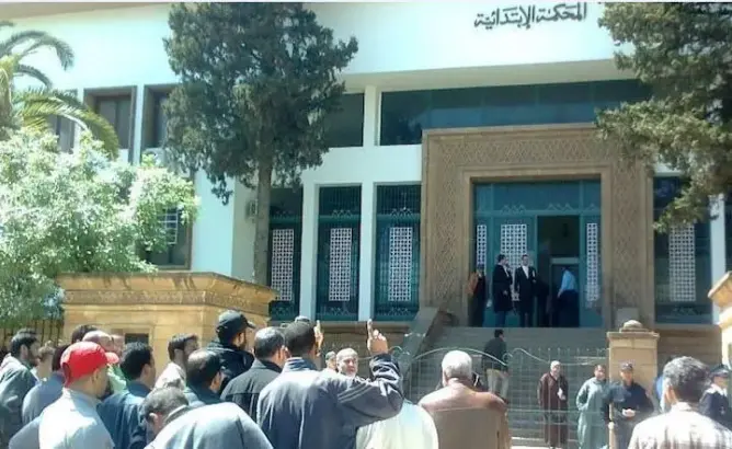 متضامنون مع شيماء يحتجون أمام ابتدائية مكناس تزامنا مع المحاكمة