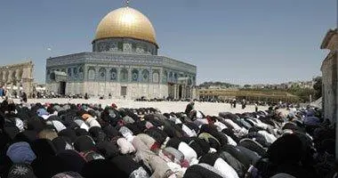 آلاف الفلسطينيين يؤدون صلاة الجمعة بالأقصى وسط إجراءات أمنية مشددة