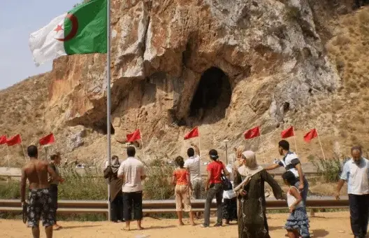 أمن وجدة يرحل رجل أمن جزائري طلب اللجوء للمغرب