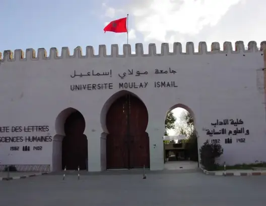 رئاسة جامعة مولاي إسماعيل تكشف حقائق مثيرة عن فضيحة “حلق الشعر”