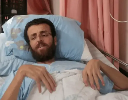الصحفي محمد القيق في منزله يتنفس الحرية