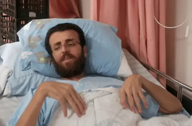 الصحفي محمد القيق في منزله يتنفس الحرية