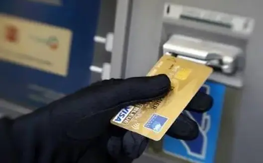 قالت الصحف: تفكيك شبكة متخصصة في قرصنة البطائق البنكية أرقت الأجانب