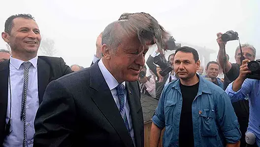 طريف.. طائر يهبط على رأس أردوغان أثناء افتتاحه مسجدا بتركيا (صور)