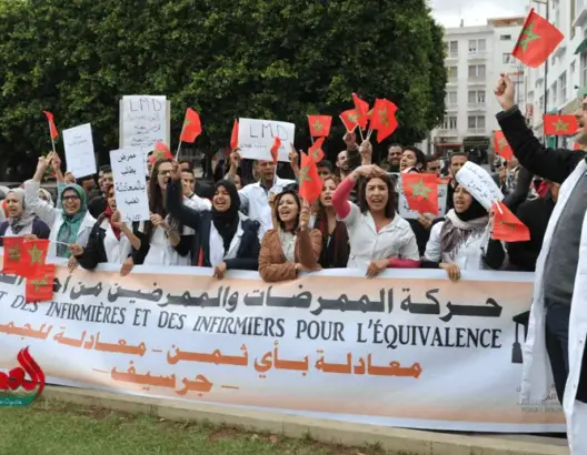ممرضون يحتجون أمام البرلمان للمطالبة بمعادلة شواهدهم (صور)