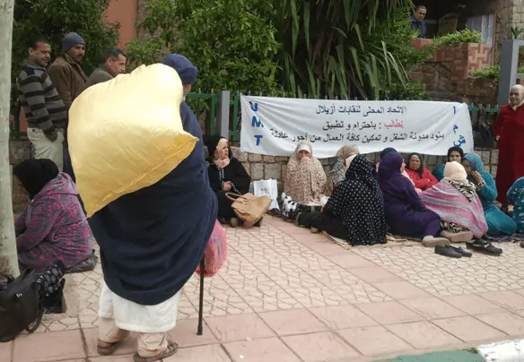 عمال طبخ بالمؤسسات التعليمية يعتصمون أمام مديرية أزيلال