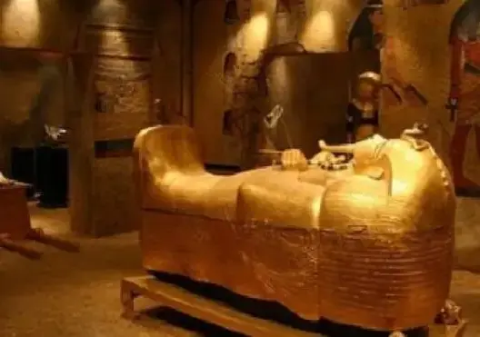 ‫خبير: مقبرة توت عنخ آمون منجم أسرار‬‎
