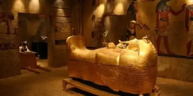 ‫خبير: مقبرة توت عنخ آمون منجم أسرار‬‎