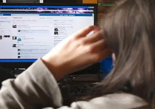 الحبس والغرامة لمن ينشر صور أطفاله عبر “فيسبوك”