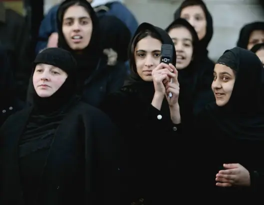 مساجد بريطانيا تمنع النساء من فيسبوك.. والسراويل