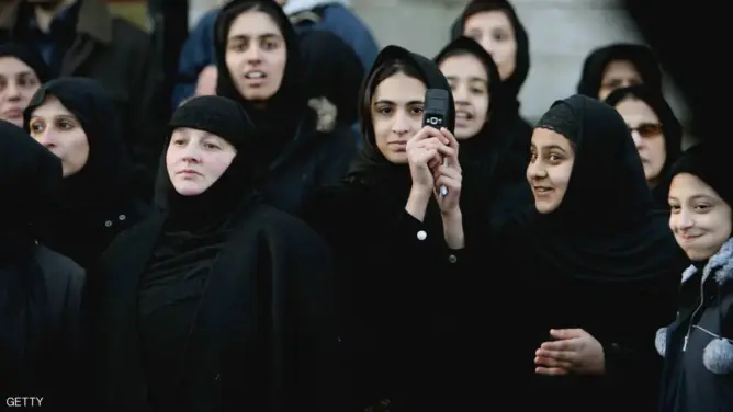 مساجد بريطانيا تمنع النساء من فيسبوك.. والسراويل