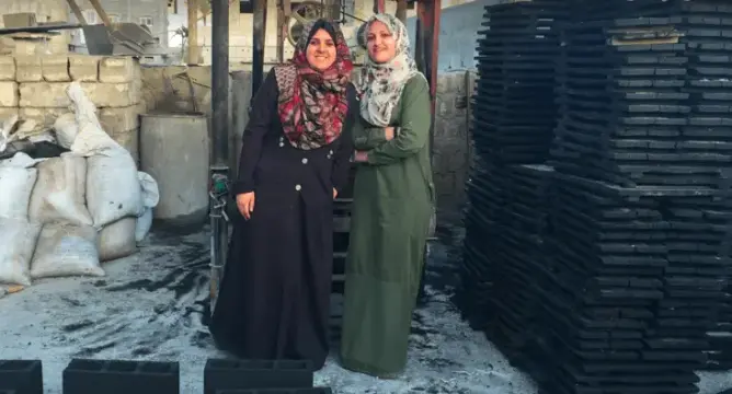 من رحم الحصار.. مهندستان تصنعان طوب البناء من الرماد في غزة