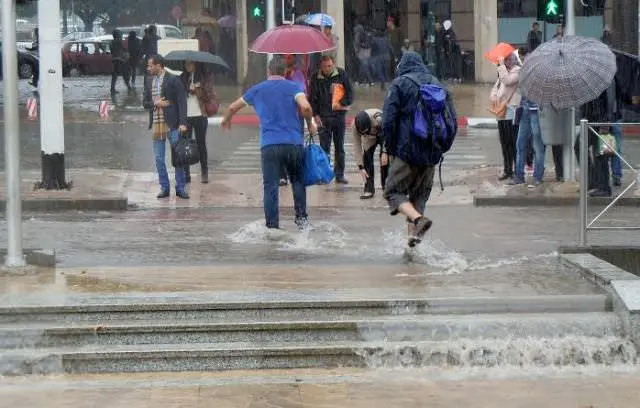 الأرصاد الجوية تحذر من أمطار عاصفية اليوم وغدا في المدن التالية