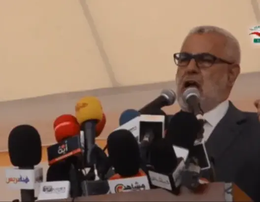 بن كيران لمواطن: اجلس أ سي.. هذا باغي يقسم معي الخطبة