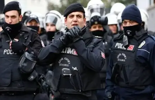 الشرطة التركية تحتجز 13 شخصا على صلة بهجوم مطار اسطنبول